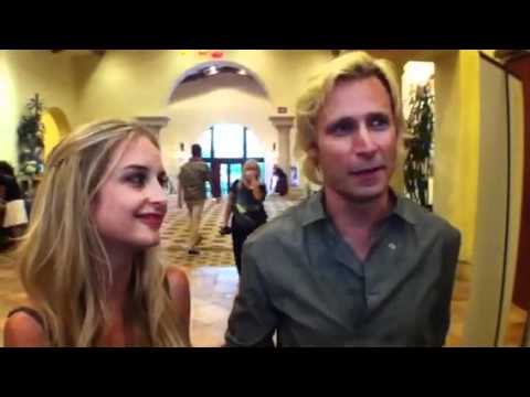 GREEN DAY - MIKE DIRNT Donates Honorably at Fundra...