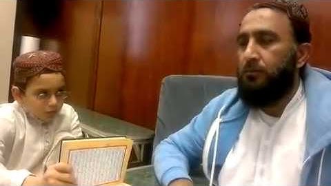شيخ يعلم طفل التجويد