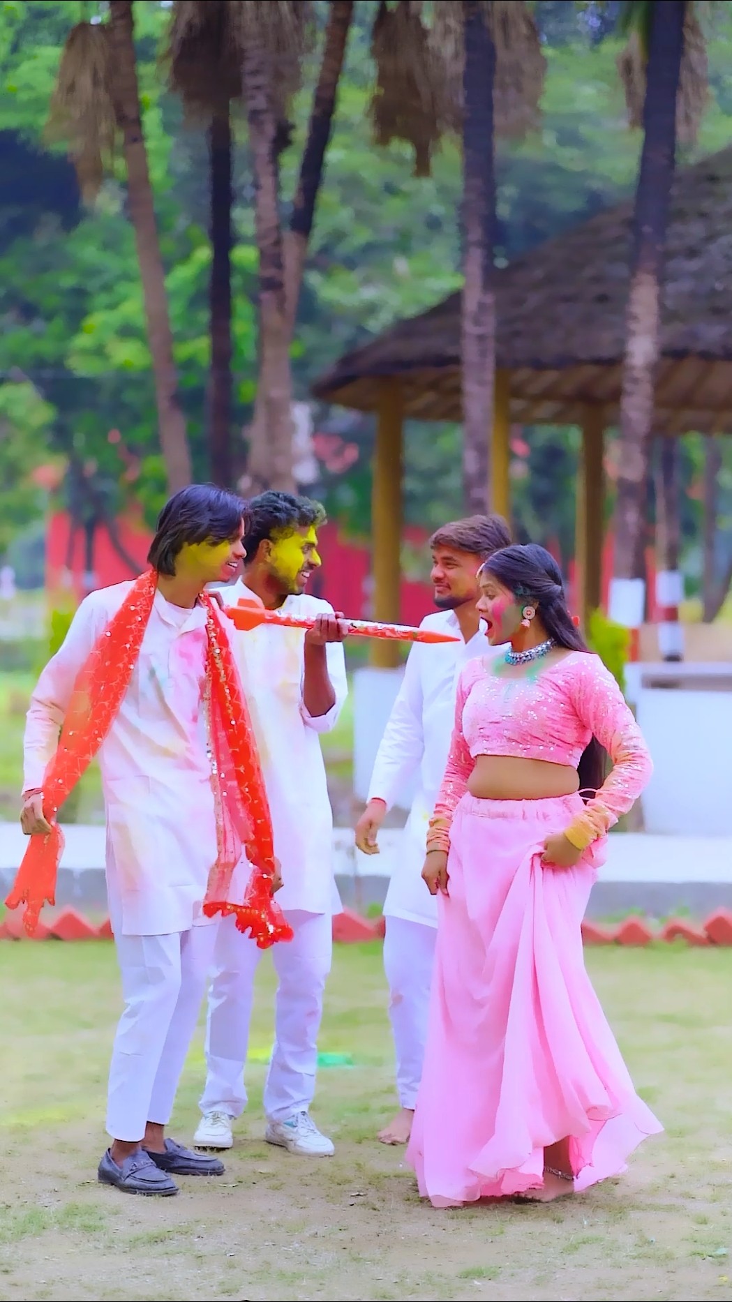 tanik sharm nhi aay dekhe nhi apni umariya
