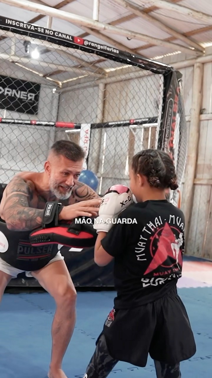 Aprenda a posição correta das mãos ao fazer a guarda no #muaythai ?