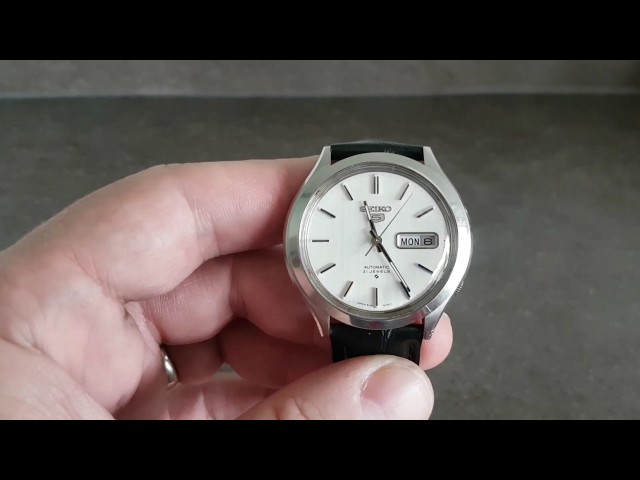 Forbindelse Tilståelse kolbøtte How to change the day and date on a Seiko 5 watch - YouTube