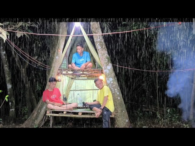 diguyur hujan deras siang malam suntuk tidur nyenyak di cabin pohon condong, relaxing rain sound class=