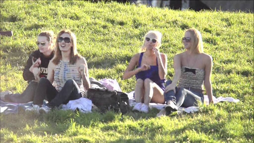 Выпускники из Петербурга устроили танцы на воде