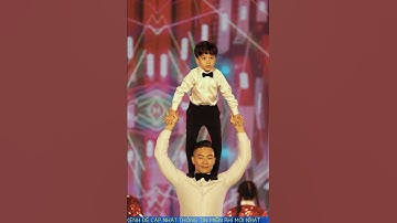 Quốc Cơ cùng vợ con dự gala Quả bóng vàng Việt Nam