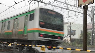 JR上野東京ライン東海道線直通普通小田原行きE231系1565EK-41横コツ＋E231系が、JR大船駅～JR藤沢駅間を走行！【鎌倉(客貨)踏切No.31】