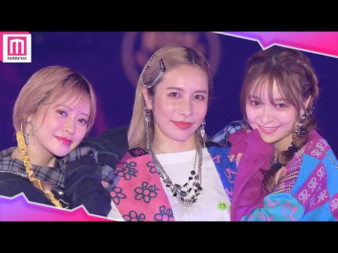 ヘラヘラ三銃士、ぎゅっと仲良く決めポーズ💓【Rakuten GirlsAward 2022 A/W】