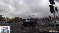 Sedan runs red light and hits Ute - Croydon, Victoria