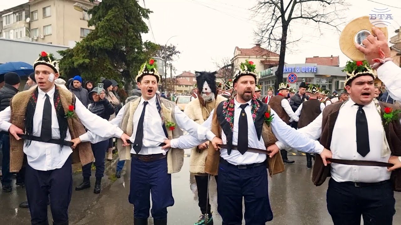 Над 600 коледари се надиграват в Ямбол – мощният тропот на уникалния за страната буенек оглася града