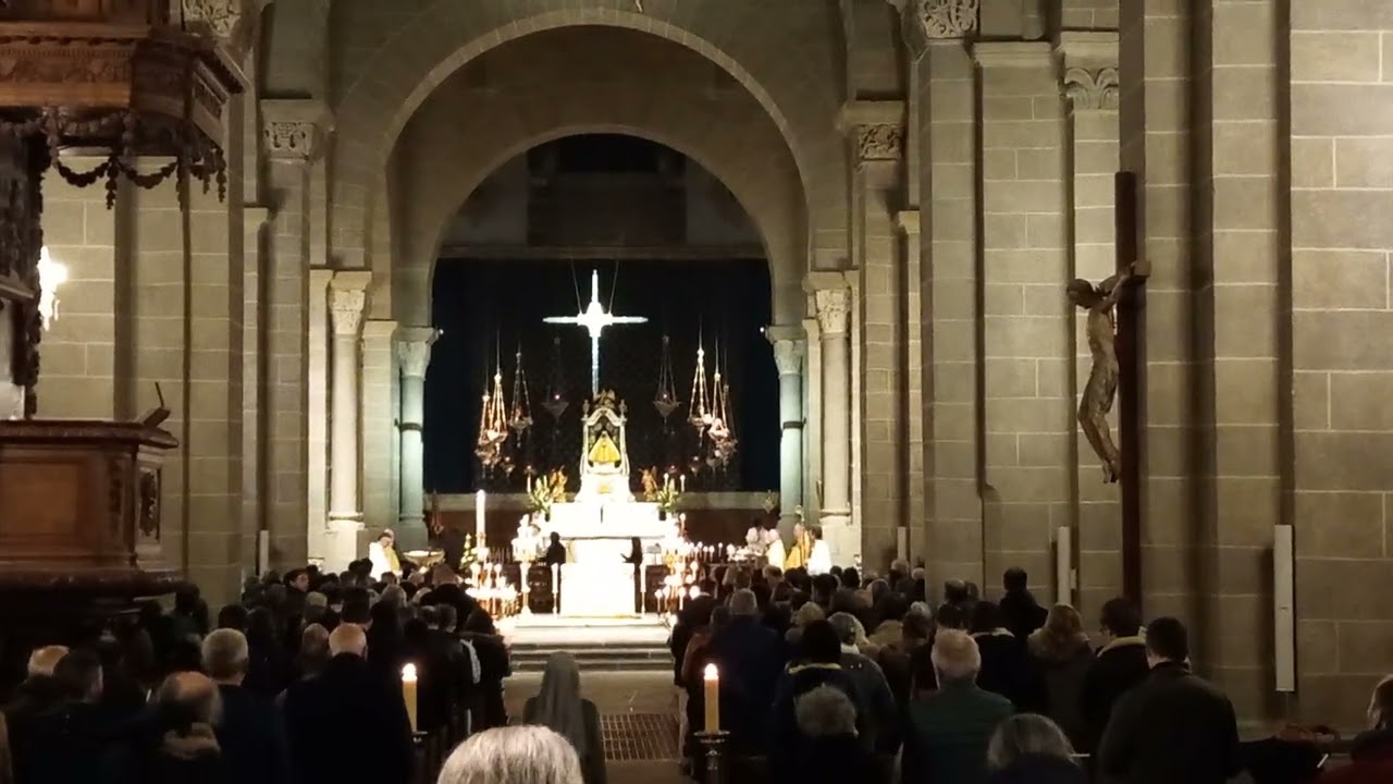 Le chant du Gloria accompagné des cloches et de l'orgue dans la cathédrale du Puy en Velay.