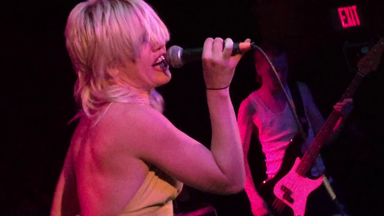 Amyl and The Sniffers Starfire 500