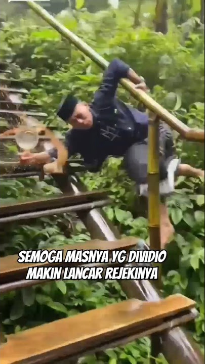 jatuh dari tangga dengan estetik #hiburan #lucu #terjatuh