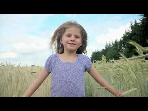 مشهد فتاة صغيرة سعيدة مقاطع بدون حقوق الطبع والنشر