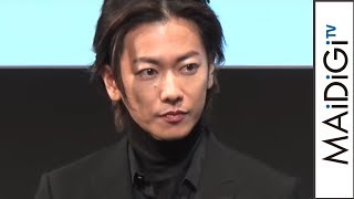 佐藤健、フォーマルウェアでクールに　「XR 」ゲーム初体験