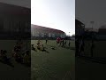 اطفال يلعبون كرة القدم