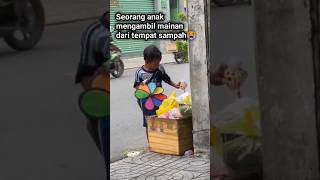 Seorang anak mengambil mainan dari tempat sampah😭#shortvideo#short#shorts screenshot 2