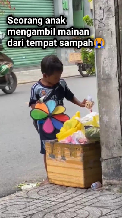 Download lagu Seorang anak mengambil mainan dari tempat sampah😭#shortvideo#short#shorts
