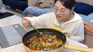 天气冷了就适合来一锅热气腾腾的炖鱼，配着小麦汁太过瘾啦！#记录真实生活 #日常vlog #好好吃饭 #周末美食 #炖鱼