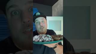 Thumbnail for TÝPEK PŘED NAŠÍM STUDIEM TLAČIL CHEESE, TAK JSME HO POZVALI NA JÍDLO 😂