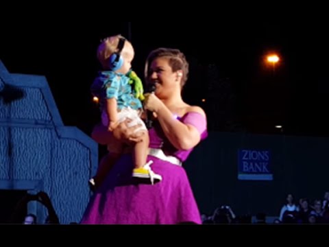 Kelly Clarkson Stops her Show to Hold Baby Boston