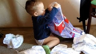 Маленький шкодник считает памперсы Маленький шкодник считает памперсы