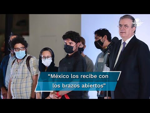 Llegan 130 refugiados de Afganistán a México; algunos son periodistas