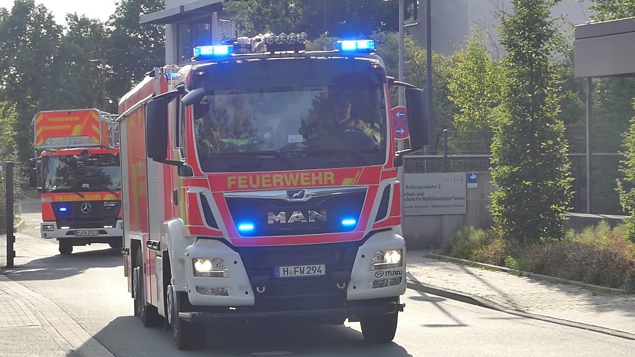 [GTLF 10.000] Groß-Tanklöschfahrzeug der Wache 2 der Feuerwehr Hannover auf Einsatzfahrt (2-27-1)