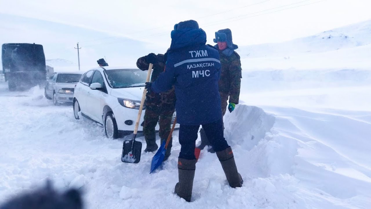 Люди застревали на обледенелых трассах и замерзали. Морозы не утихают в Казахстане. Погода в СНГ