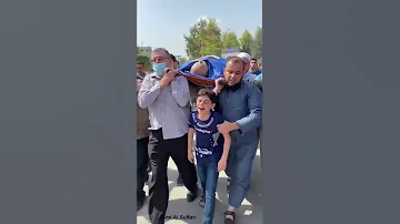 طفل فلسطيني يودع والده الشهيد في غزة 