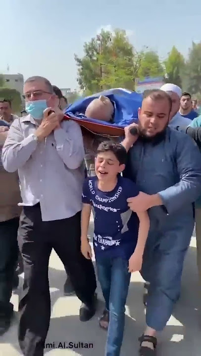 طفل فلسطيني يودع والده الشهيد في غزة