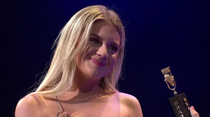Carrie Underwood inducts Kelsea Ballerini to the G...