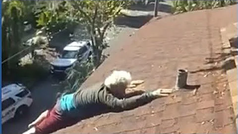 VIDEO: Tampa police officers rescue elderly man dangling from roof