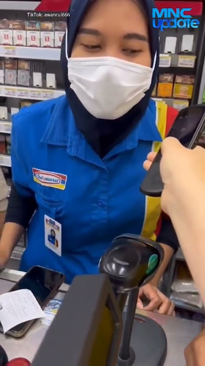 turis menggunakan alat translate ketika belanja di indomaret #shorts #shortvideo #viral