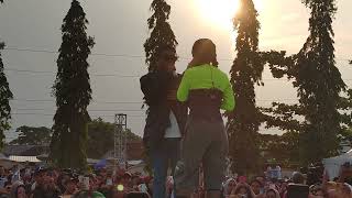 Download Lagu Happy Asmara feat Gilga Sahid - Singkong \u0026 Keju Live KARNAVAL SCTV Kendal MP3 Download Lagu Happy Asmara feat Gilga Sahid - Singkong \u0026 Keju Live KARNAVAL SCTV Kendal MP3