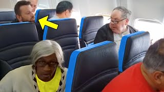 رجل يسخر بغضب من امرأة سوداء على متن الطائرة، لكن ليس لديه أي فكرة عمن يقف وراءه!