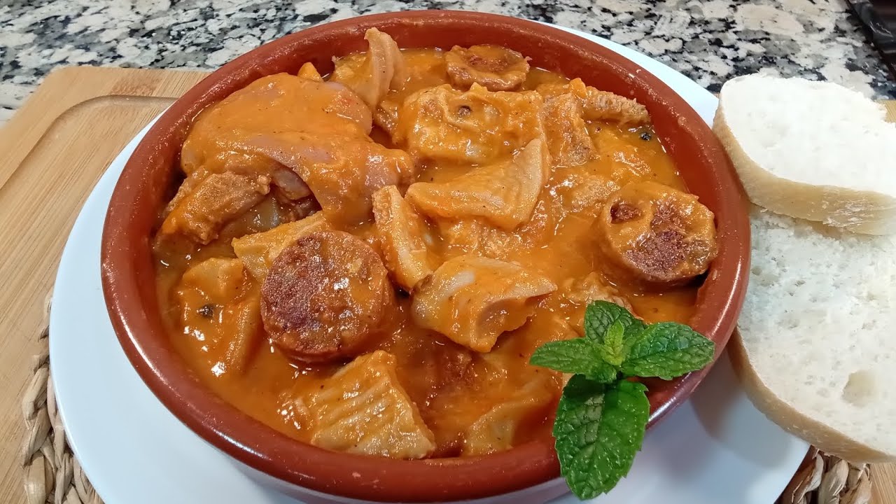 MENUDO (CALLOS) DE TERNERA A LA ANDALUZA CON MANITA DE CERDO Y CHORIZO todo un espectáculo de sabor!
