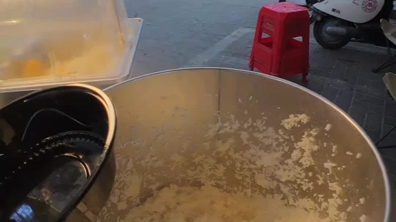 Live : good Chinese beauties make scallion pancakes on the street, and they are very中国jk门煎好吃就盒饭