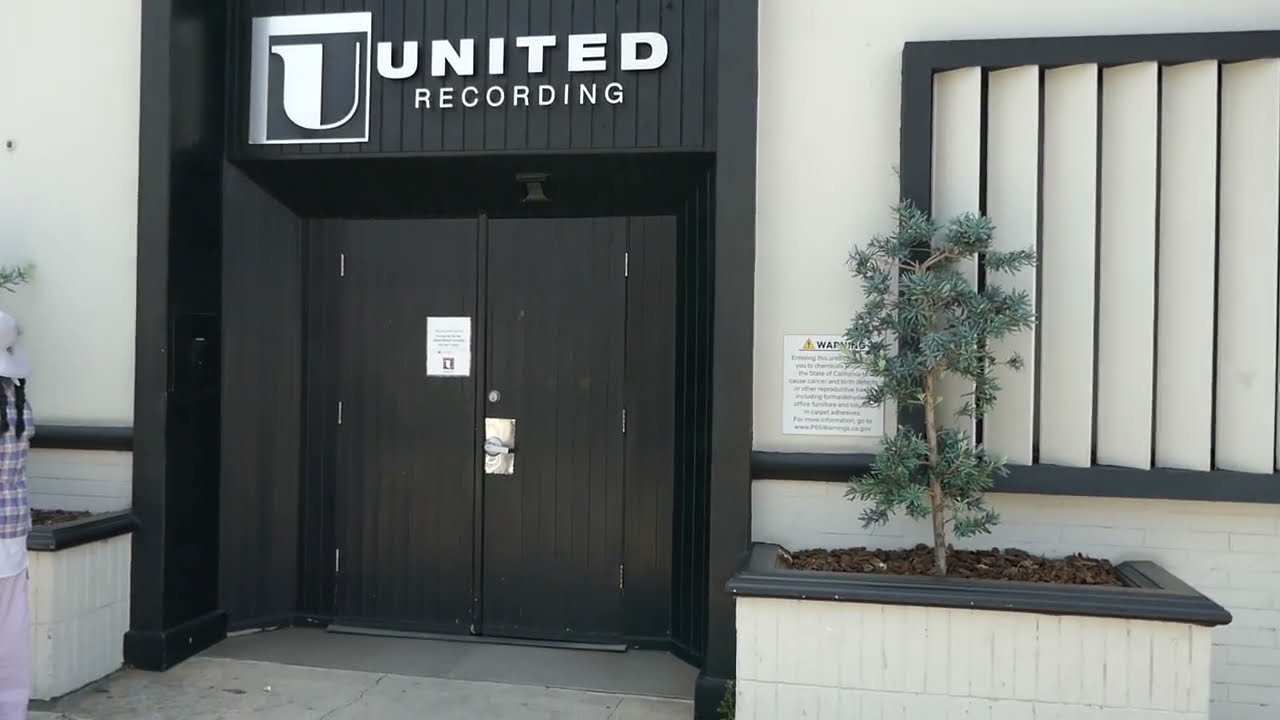 United Recording Studio & SAG-AFTRA WGA Strike Netflix Amazon Sunset Gower Studios LA CA USA 7-21-23
