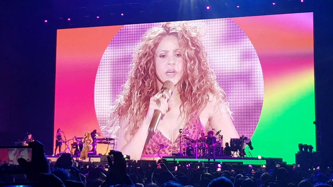Shakira ft Carlos Vives - La Bicicleta Concierto En Guayaquil - YouTube