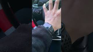 미니 쿠페 컨트리맨 핸들을 크락션 테두리를 한손으로 잡아보자