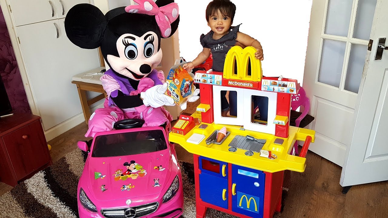 games people play Minnie and Baby Go to McDonald's Drive Thru with Pink Mercedes Ride On Car | Kids Kitchen Playset