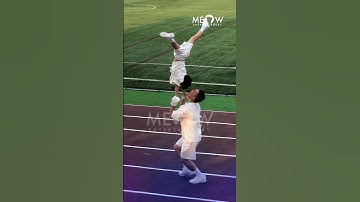 Nghệ sĩ Quốc Cơ làm xiếc cùng con trai trên sàn diễn thời trang khiến khán giả bất ngờ