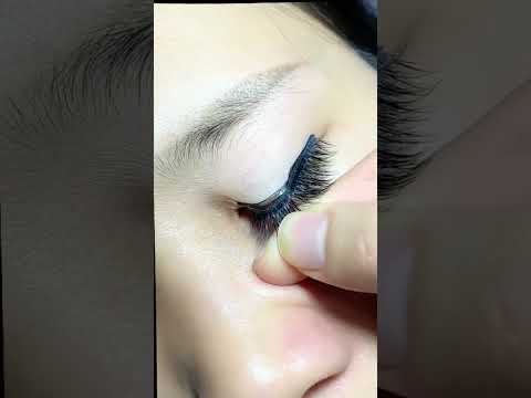 False eyelashes that can be put on immediately without glue.Do you want to try it？