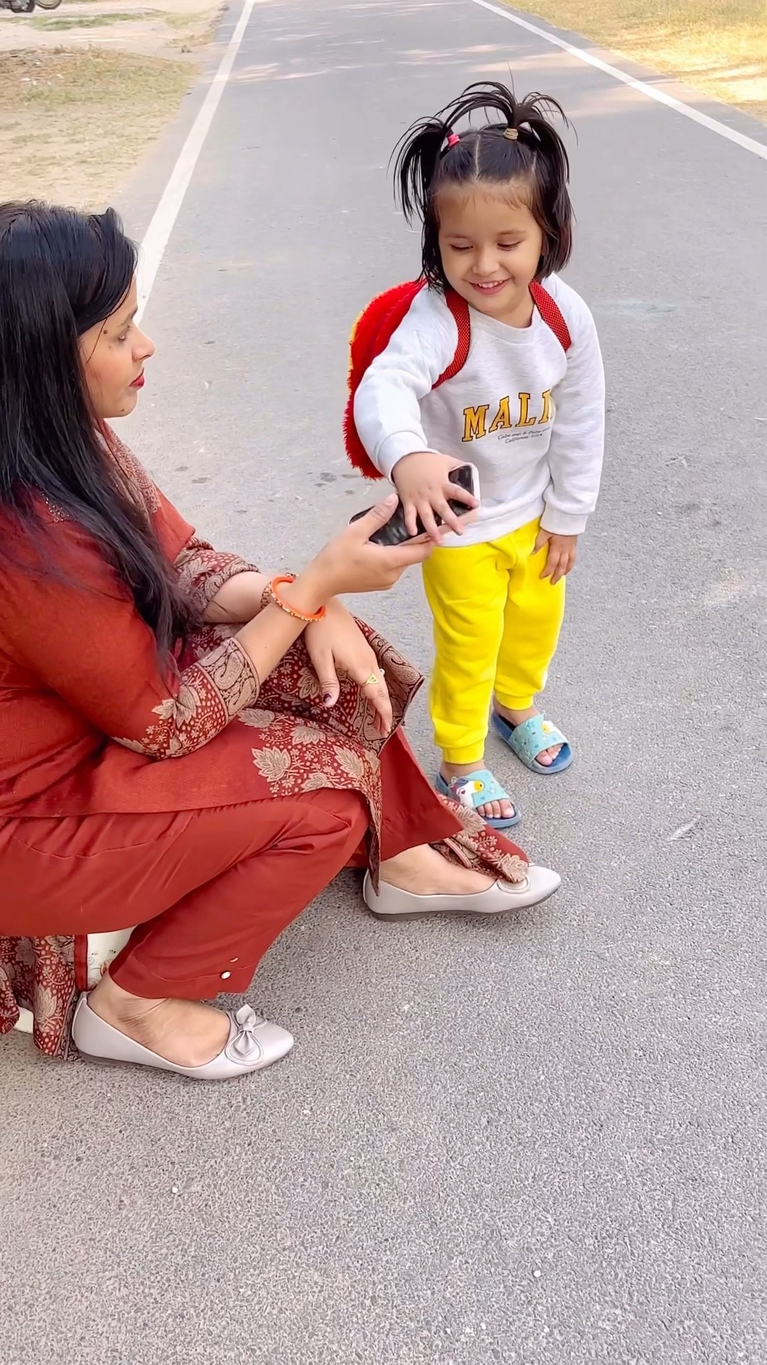 Akshita mobile lekar bhag gai??