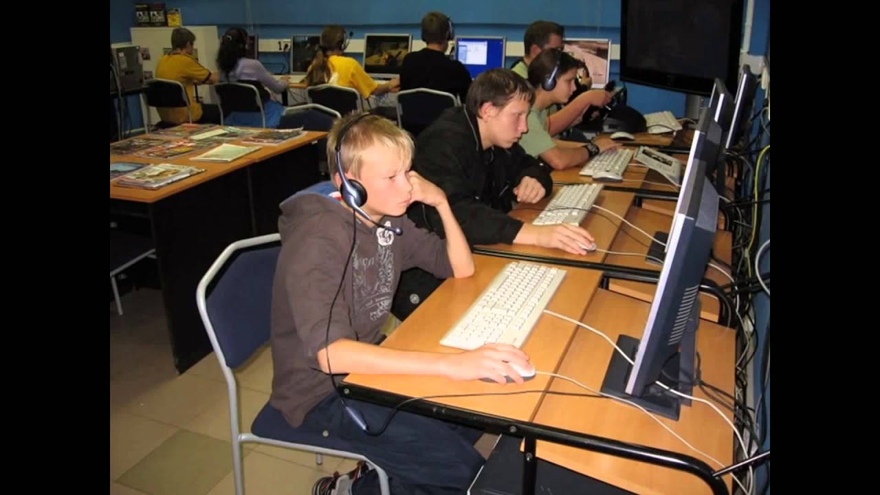 Компьютерный клуб энгельс. Школьники в компьютерном клубе. Компьютерный клуб прикол. Компьютерные залы нулевых. Компьютерный клуб 2000-х.