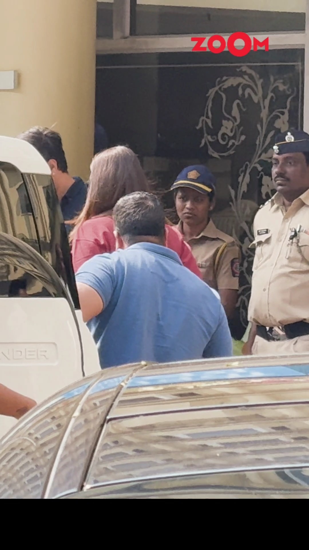 Kareena Kapoor ARRIVES at hospital after Saif's STABBING incident #saifalikhan #shorts