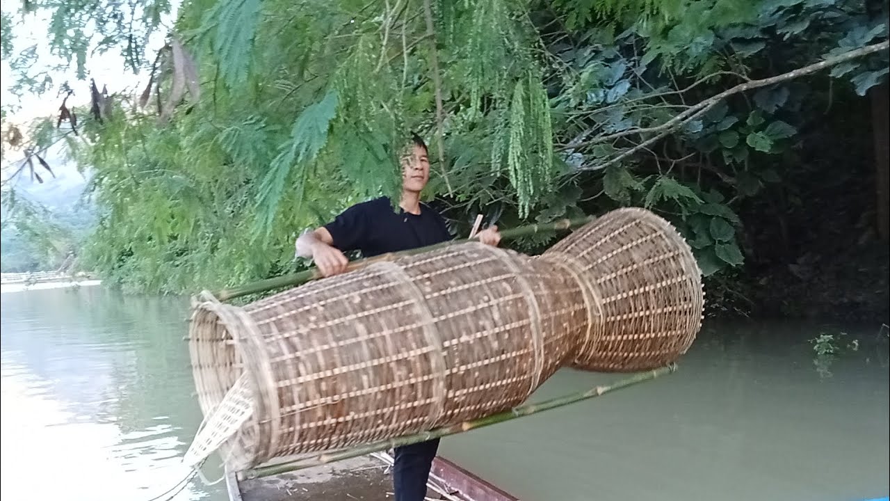 Weaving giant bamboo baskets to catch fish @SongaTrongTim - YouTube