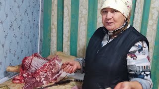 Помогаем Маме // занимаемся мясом // едим шкуру 🤭// солим сало//