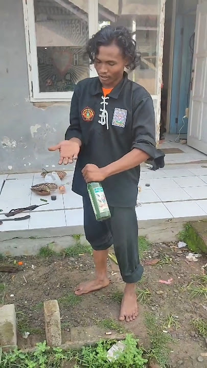 Pakai tangan udah biasa coba pakai kaki 😁WARGA PSHT#silek22 #pencaksilat #silat #psht #shorts