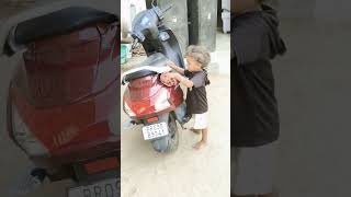 Gaddi 🛵🛵 saph kar rhe hen #gaddi #viralvideo #cutebaby #cute #shortvideo