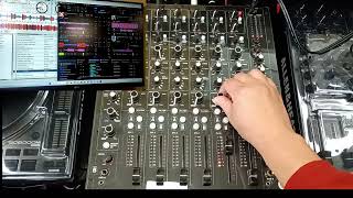 Playdifferently Model 1 + Reloop Flux (Serato) + Behringer UMC1820 (Traktor Pro 4) + DDJ-XP2